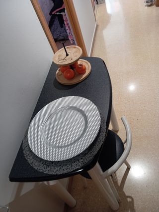 MESA COCINA NEGRA Y BLANCA Y TABURETES