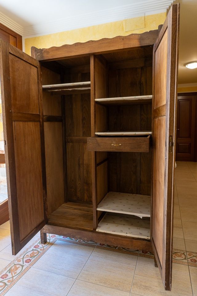 Armario antiguo de castaño