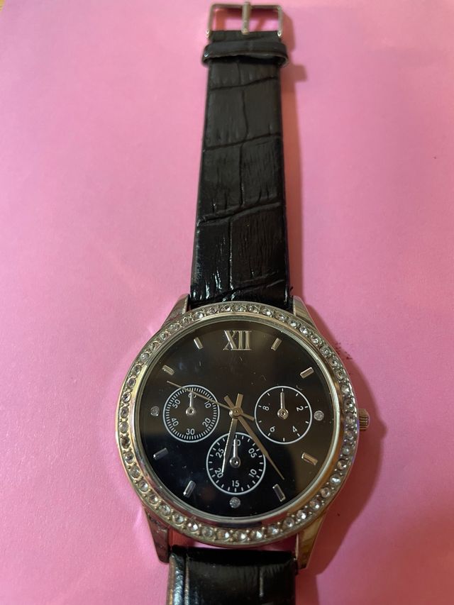 Reloj plateado correa negra
