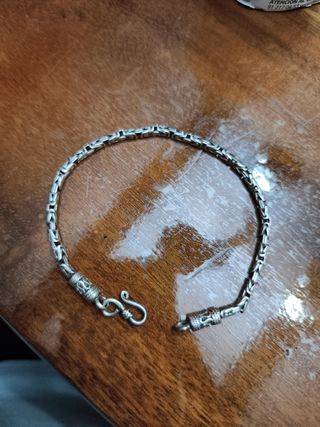 Pulsera plata.