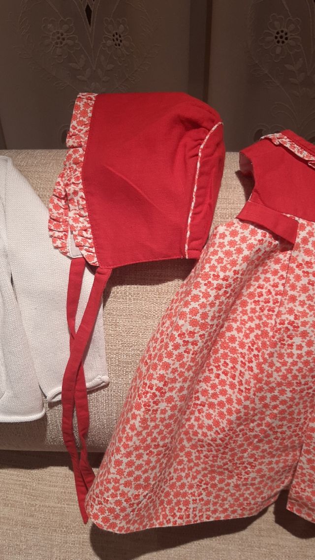 Vestido forrado con gorro .Talla 6 - 9 meses