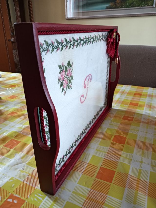 Vassoio in legno con ricamo