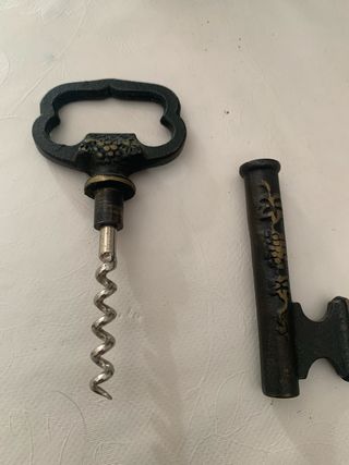 Vecchio cavatappi con custodia a forma di chiave