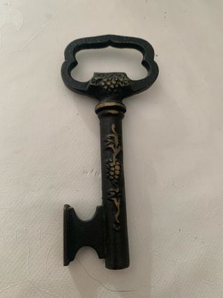 Vecchio cavatappi con custodia a forma di chiave