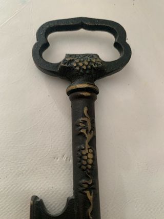 Vecchio cavatappi con custodia a forma di chiave