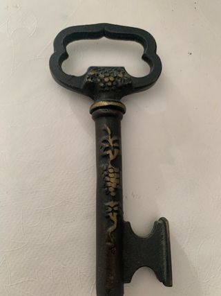 Vecchio cavatappi con custodia a forma di chiave