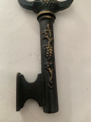 Vecchio cavatappi con custodia a forma di chiave