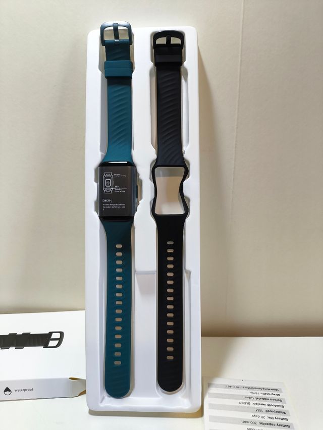 Orologio smartwatch sportivo R10 con due cinturini