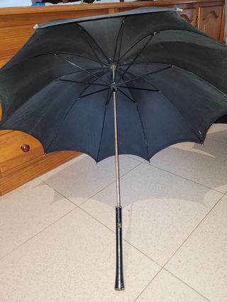 2 paraguas negros antiguos