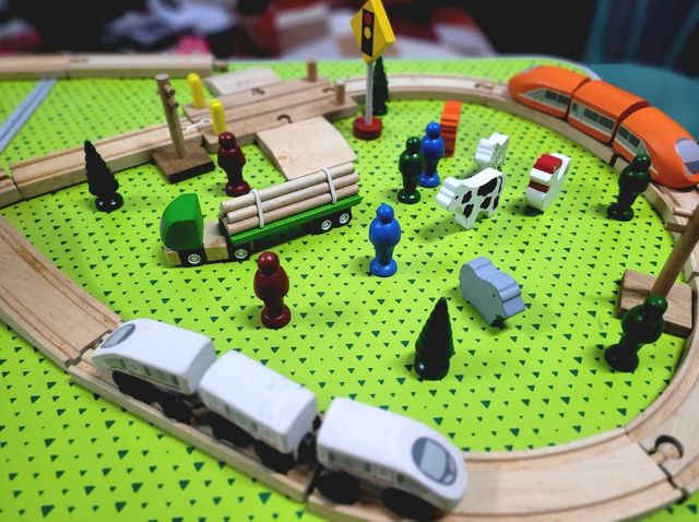 Conjunto de raíles y trenes de juguete