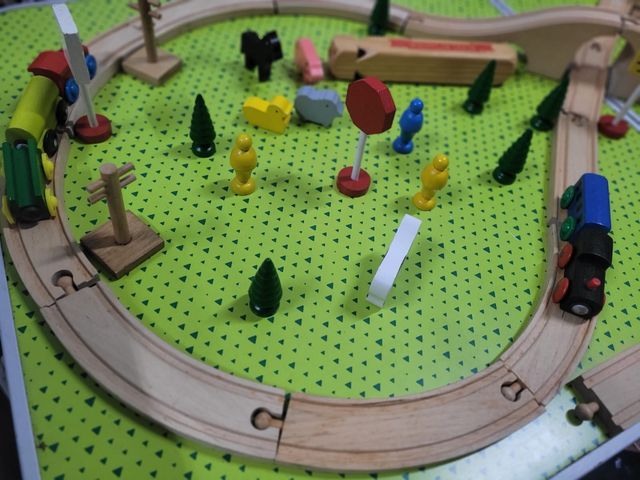 Conjunto de raíles y trenes de juguete