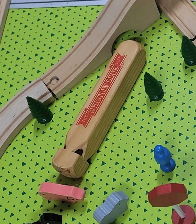 Conjunto de raíles y trenes de juguete