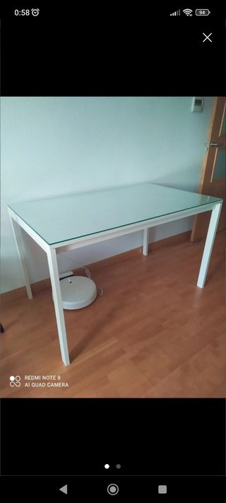 Mesa de salón-cocina blanca con cristal