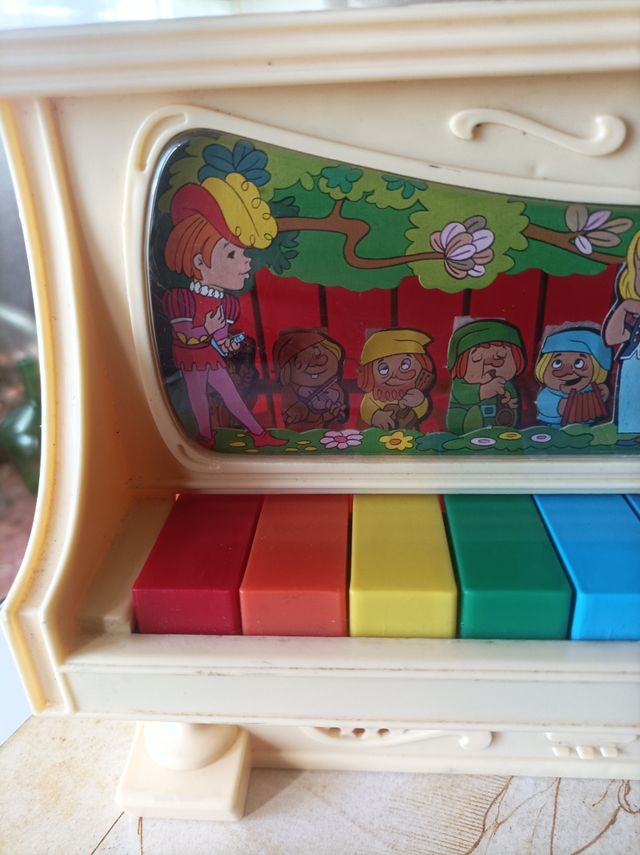 Pianoforte giocattolo.