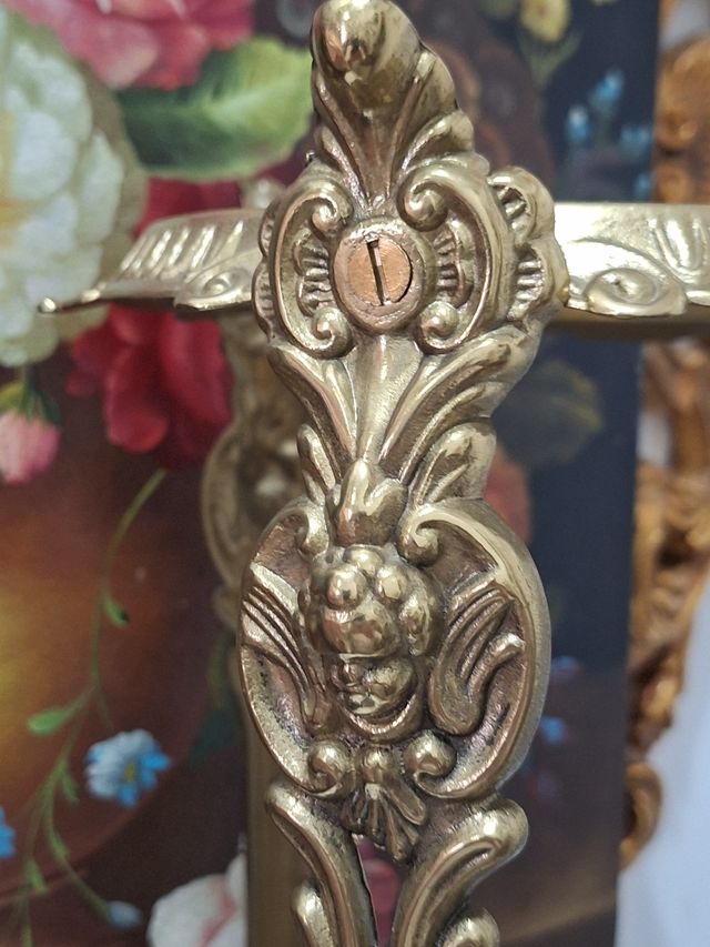 Piccolo tavolo ottone cesellato