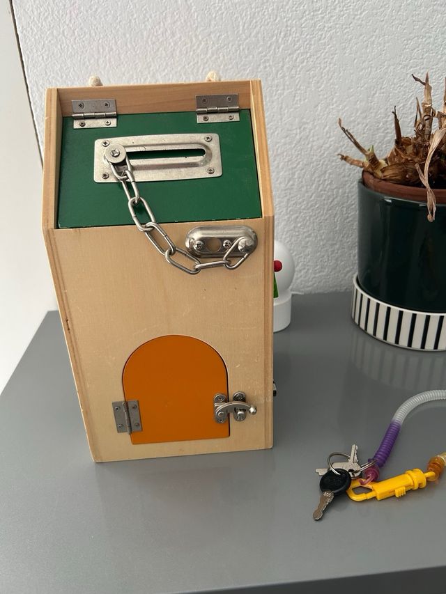 Casa juguete Montesori cerraduras