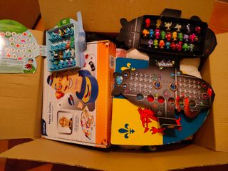 CAJA CON JUGUETES Y COLECCIÓNES DE MUÑECOS DEL LID