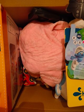 CAJA CON JUGUETES Y COLECCIÓNES DE MUÑECOS DEL LID
