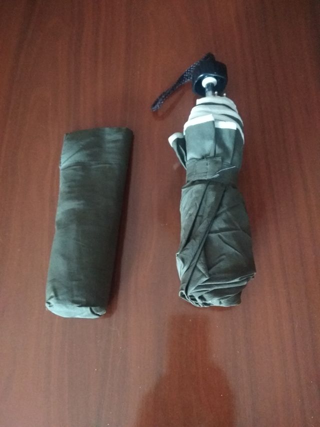 Paraguas plegable pequeño.