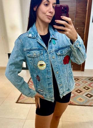 Cazadora vaquera obersize con parches de PullBear