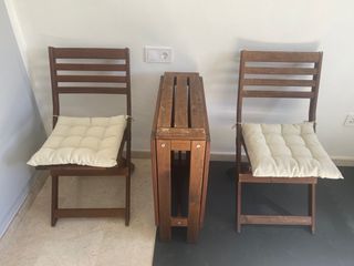 Mesa y dos sillas de exterior