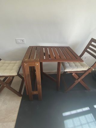 Mesa y dos sillas de exterior