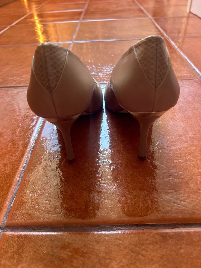 Zapatos de tacón beige de piel