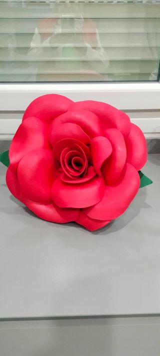 Rosa hecha de goma eva en diadema