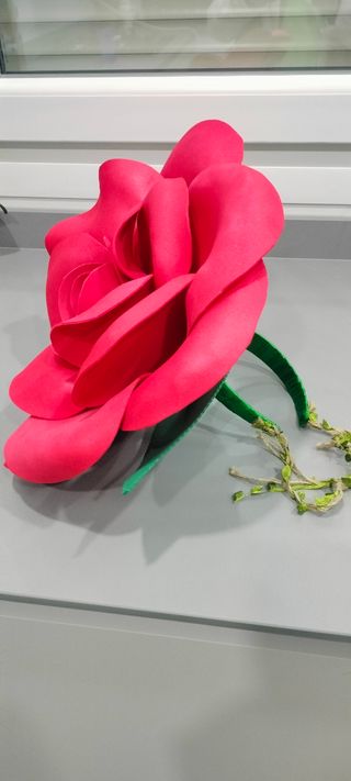 Rosa hecha de goma eva en diadema