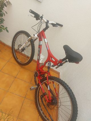 Bicicleta  Montaña Marca GT