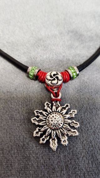 Colgante de eguzkilore con lauburu 