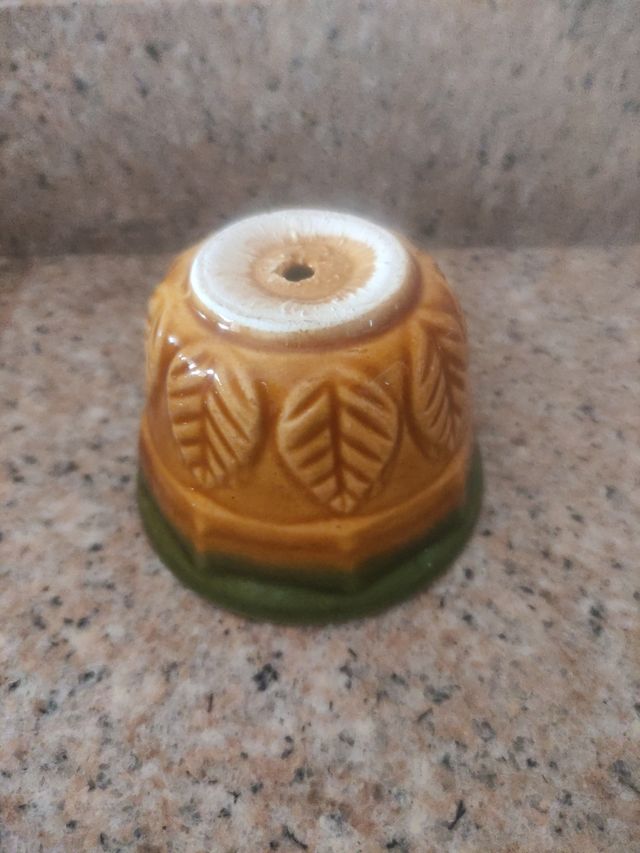 Antigua maceta pequeña de cerámica