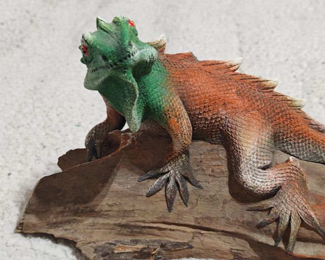 Estatua Iguana Verde y Roja