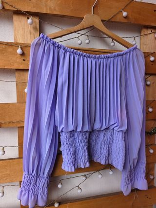 Blusa lila hombros descubiertos