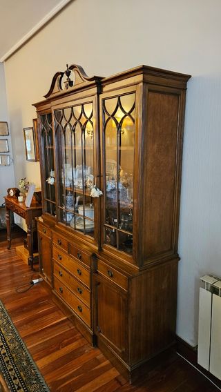 Bonita vitrina de madera