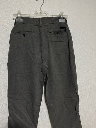 Pantalon pana fina gris de Guess
