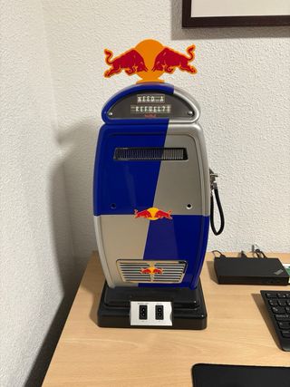 Nevera Red Bull surtidor de gasolina
