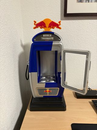 Nevera Red Bull surtidor de gasolina