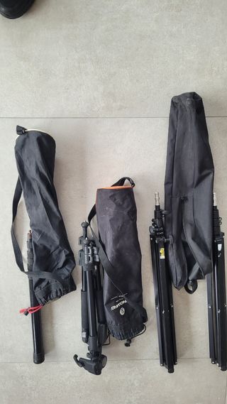 Trípodes, focos y cámaras