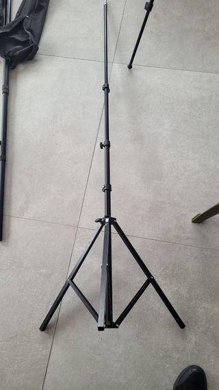 Trípodes, focos y cámaras