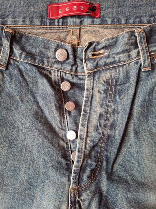 Pantalón vaquero recto desgastado
