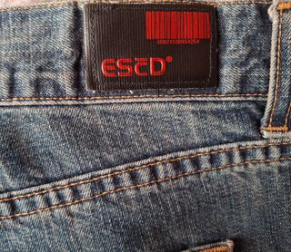 Pantalón vaquero recto desgastado