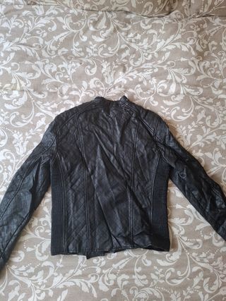 Cazadora poli piel negra talla L Lefties