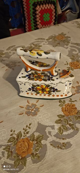 Bonita adorno de ceramica
