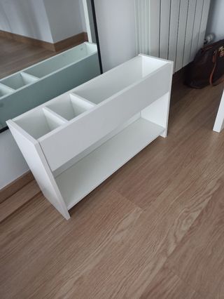 Mueble para escritorio blanco. 