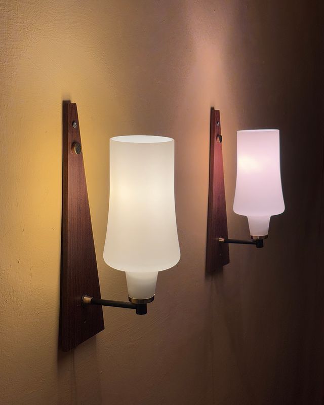 Coppia di applique anni 50 teak, ottone e opalino