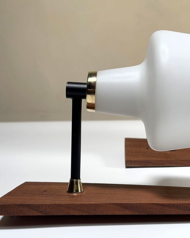 Coppia di applique anni 50 teak, ottone e opalino