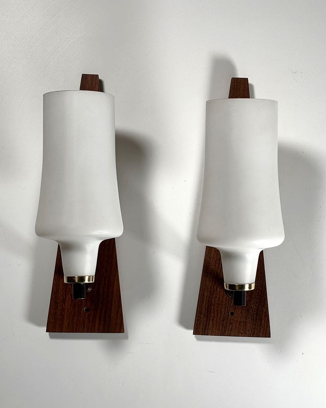 Coppia di applique anni 50 teak, ottone e opalino