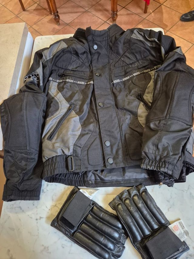 Giubbotto e guanti per moto