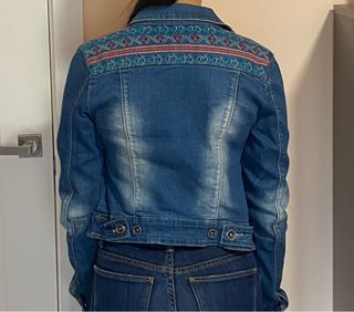Chaqueta vaquera con bordados étnicos